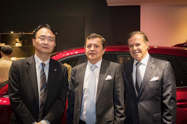 Nobuyuki Sato, Presidente Mazda de Colombia; Gabriel Guzmán, Gerente General de Jorge Cortés Mora & Cía. y Jorge Cortés.